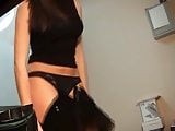 Modelo cambiandose en cabina porno
