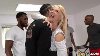 Salvaje follada interracial con varios hombres en su oficina