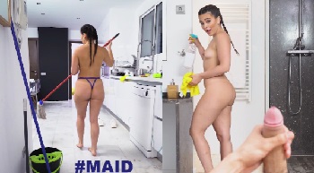 Ariana Van X contratada para realizar la limpieza termina follada